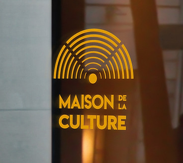 Logo sur vitre Famille Quérénaingeoise.jpg