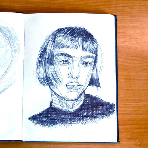 Portrait de femme dans mon carnet de dessin au stylo à bille noir