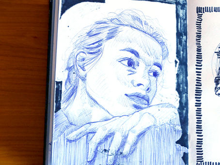 Portrait de femme dans mon carnet de dessin au stylo à bille bleu