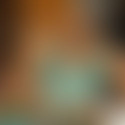 Christine Andrieu, art-thérapeute à La Réunion, peignant aux encres avec les doigts dans son atelier