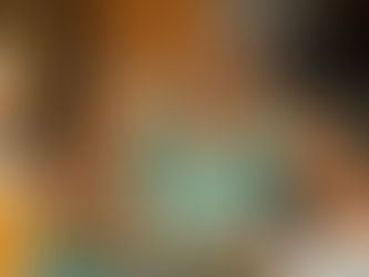 Christine Andrieu, art-thérapeute à La Réunion, peignant aux encres avec les doigts dans son atelier