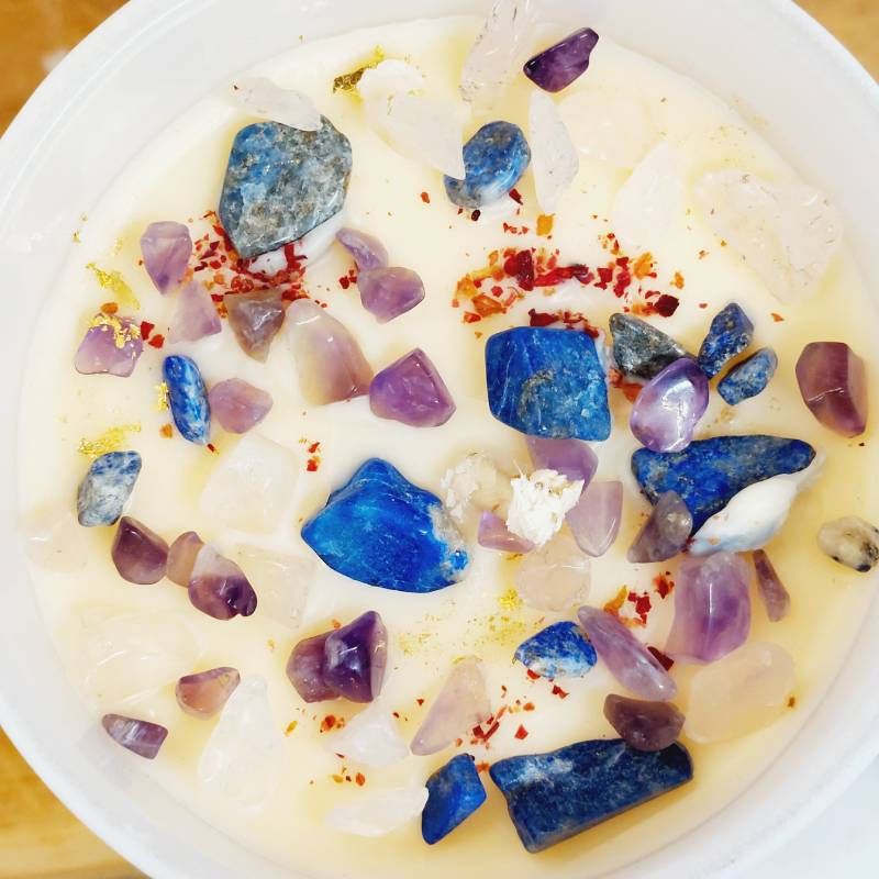 Miniature : Bougie lithothérapie vue de haut sur les pierres de lithothérapie