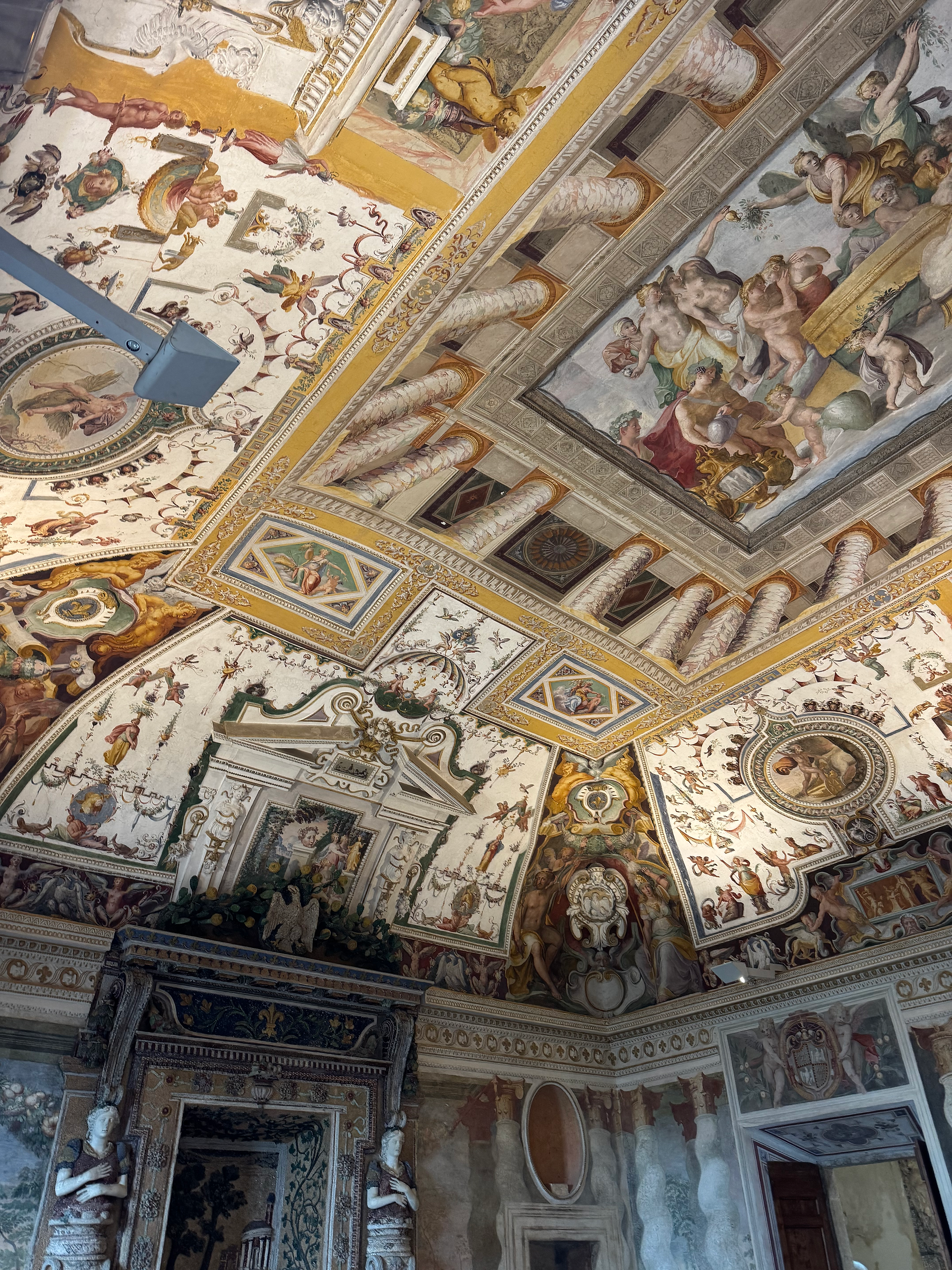 Ceiling with Renaissance art 