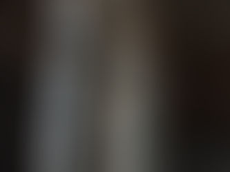 lost Place, Fenster eines Hauses, spiegelt vergangene Schönheit