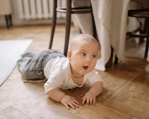La position sur le ventre pour aider l'effacement de la plagiocéphalie.