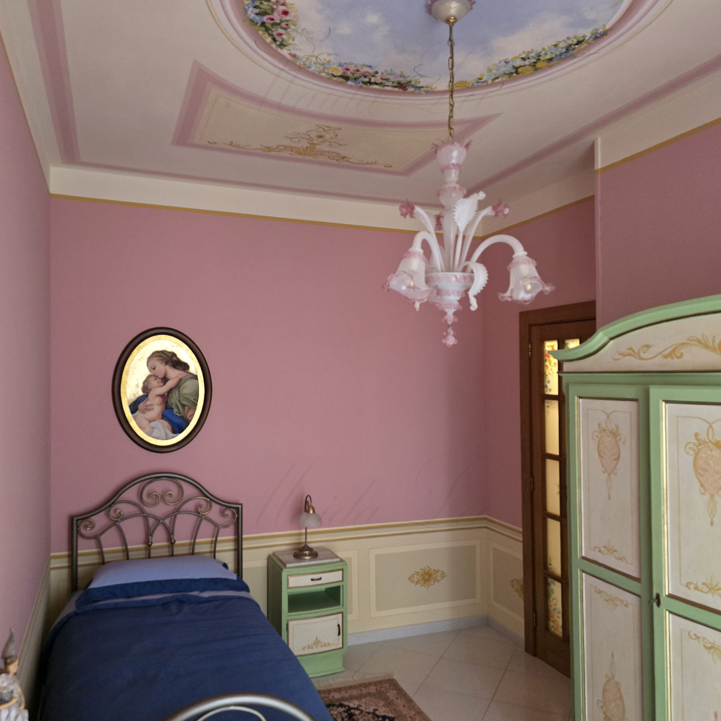 Cameretta decorata, soffitto e pareti dipinte a mano.