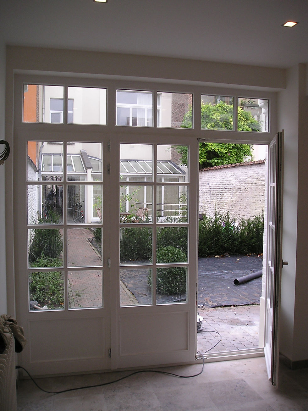 Grandes portes vitrées donnant sur le jardin après transformation Belgimm II