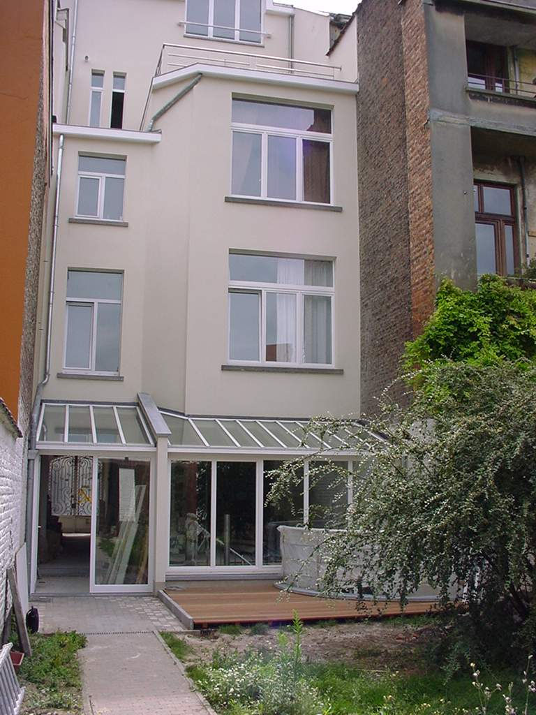 Façade arrière rénovée et extension vitrée ouverte sur le jardin après travaux Belgimm I