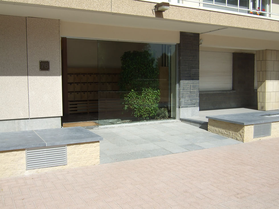Entrée de l'immeuble et aménagement extérieur après rénovation
