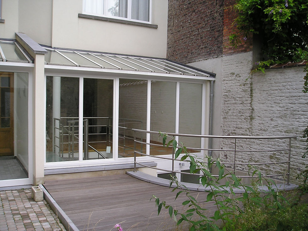 Extension vitrée et terrasse en bois après rénovation Belgimm I