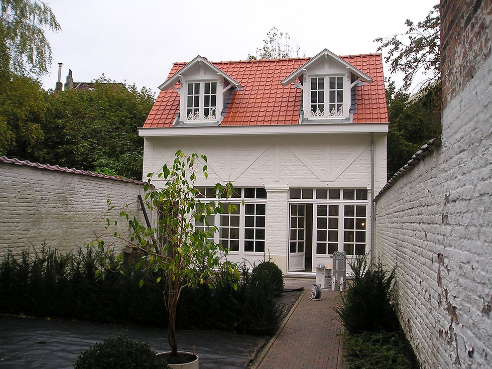 Bâtiment arrière entièrement rénové avec façade blanche, lucarnes et grandes baies vitrées Belgimm II