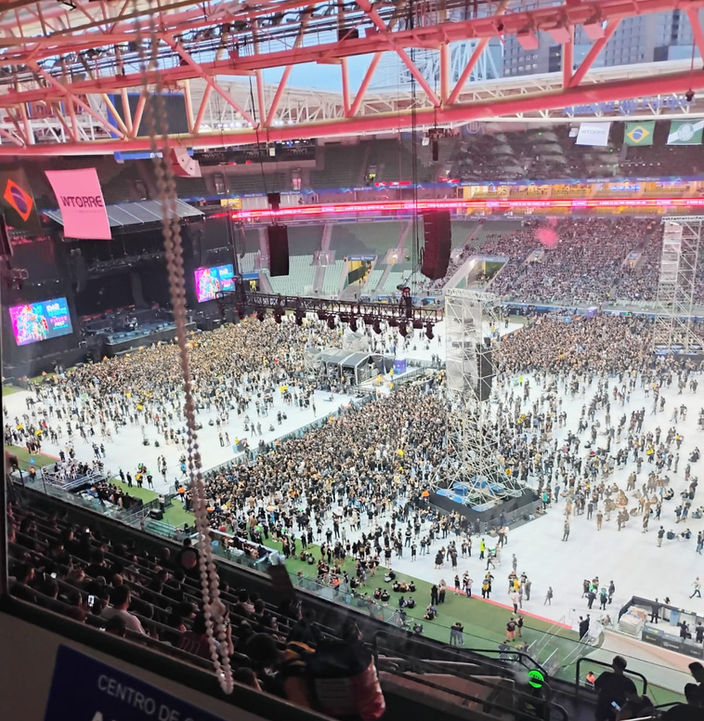 Imagem com vista do Centro de Controle Operacional do estádio para o show do Iron Maiden.