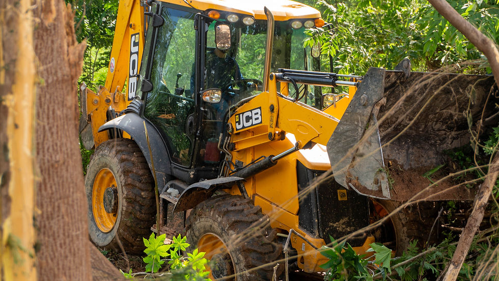 Retroescavadeira JCB 4CX da Rizam Locações trabalhando em uma limpeza de terreno em sinop e região, disponível para locação e serviços.