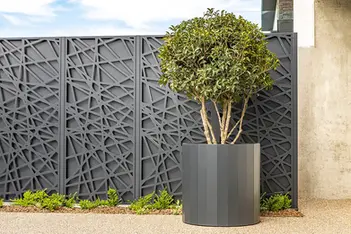 Grauer, stabiler Sichtschutz aus Aluminium für Terrasse und Garten