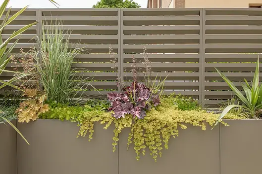 Sichtschutzelement kombiniert mit Pflanzentrögen