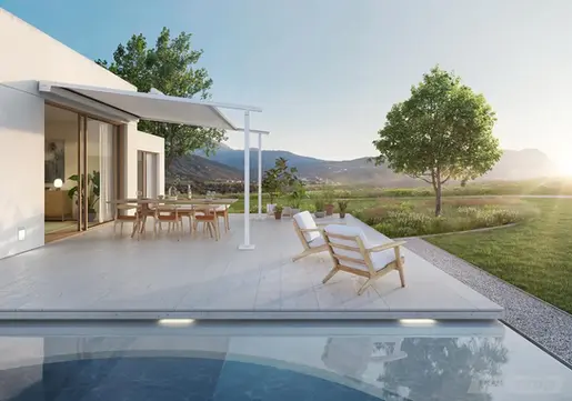 Schön gestalteter Terrassenbereich mit Markise