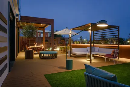 Dachterrasse mit Terrassenüberdachung und modernen Sichtschutzelementen