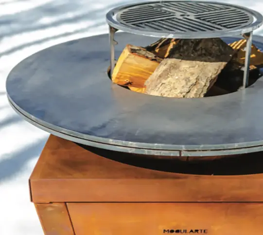 Outdoor Grill mit Holz