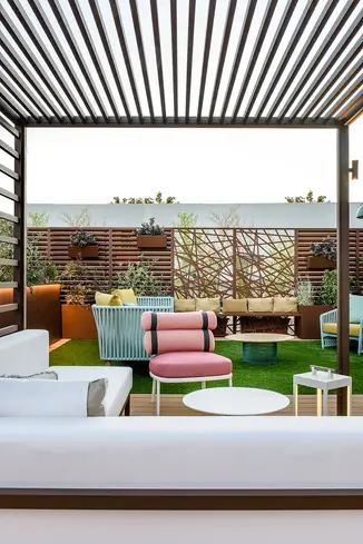 Modern gestalteter Außenbereich mit Sichtschutzelementen