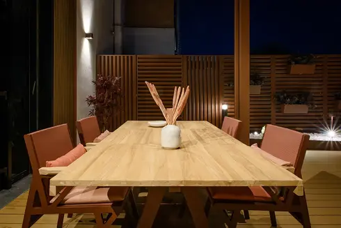 Terrasse am Abend mit Sichtschutzelement in braun