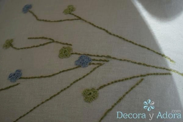 COMO TEJER FLORES FACILES A CROCHET PARA DELICADO COJÍN