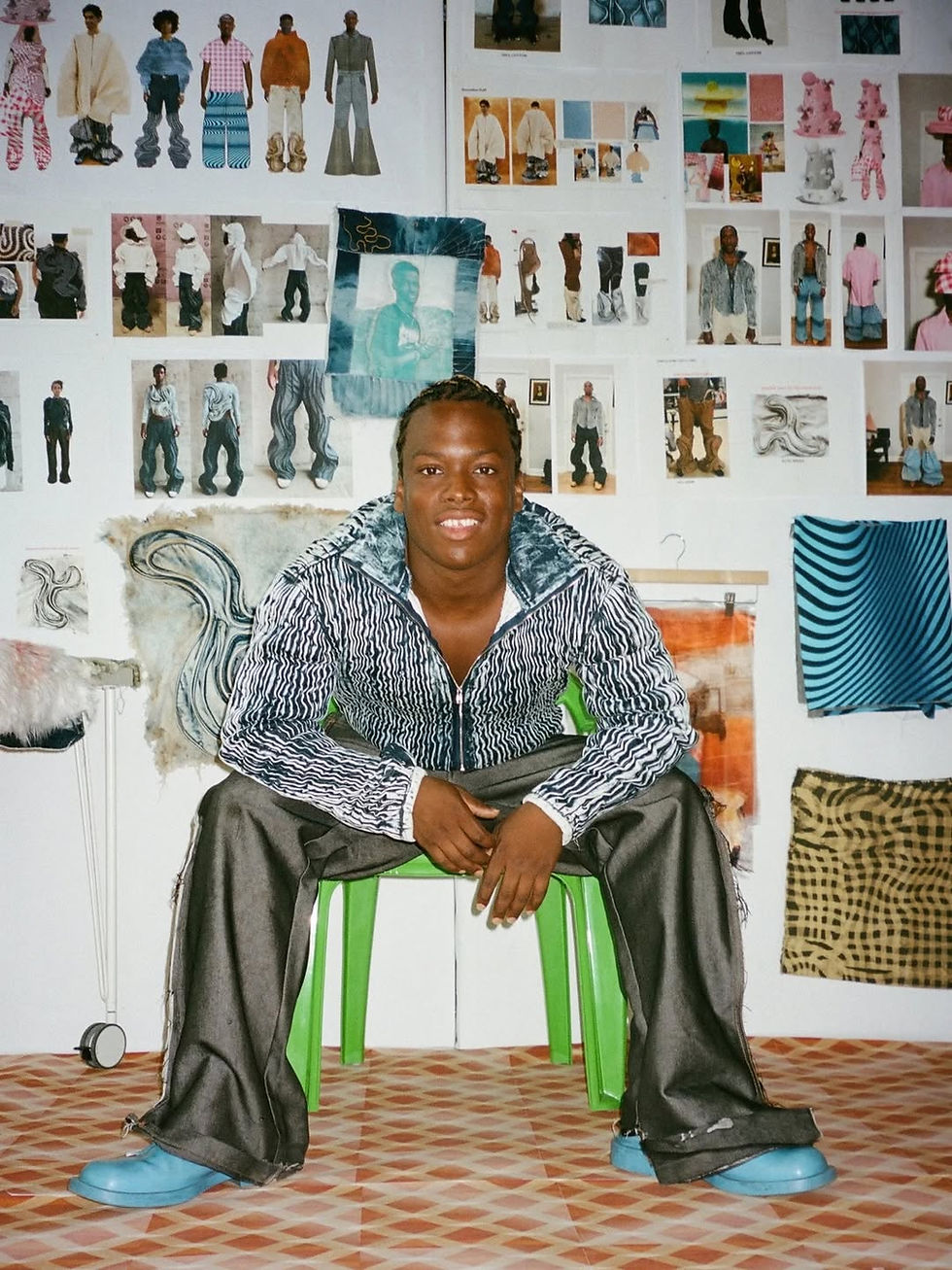 El diseñador haitiano Daveed Baptiste en su estudio, rodeado de bocetos y estudios de materiales de su obra actual.