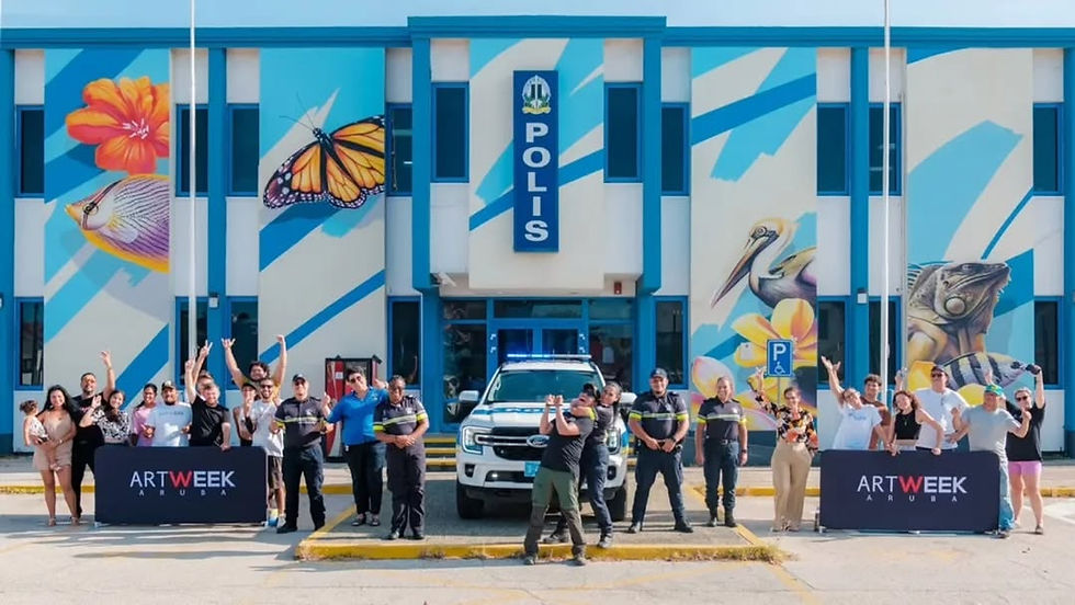 Mural de Carlos Alberto, suite de son œuvre présentée à l’Aruba Art Fair 2024, couvrant désormais toute la façade du commissariat de San Nicolás. Image fournie par l’artiste via Instagram.