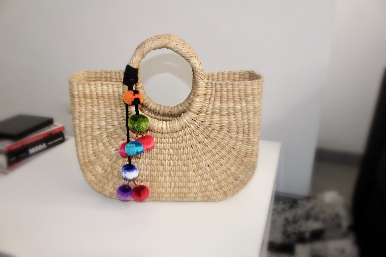 Bolso color natural pompones