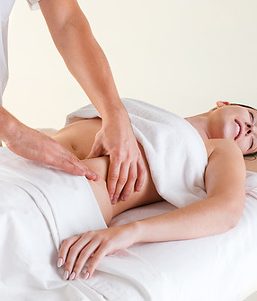 a-imagem-da-mulher-bonita-no-salao-de-massagem.jpg