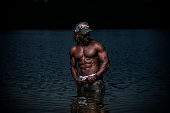 location lake photography shoot for fitness body and style