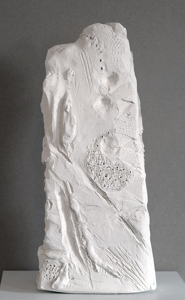 Helga Joergens, Traces, 2023, white fired clay, 29 cm
