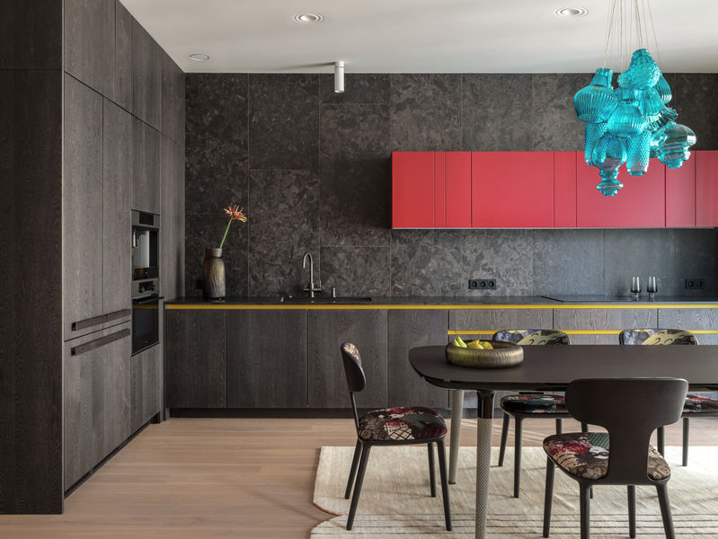 A theatrical home shaped by art, confidence and contemporary design