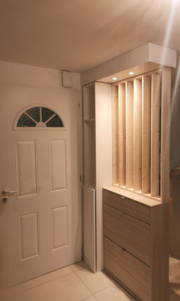 Entrée moderne conçue par Archi Design 31, architecte d'intérieur à Toulouse, optimisant l'espace avec un aménagement fonctionnel et une décoration élégante, idéale pour accueillir chaleureusement dans les appartements et maisons