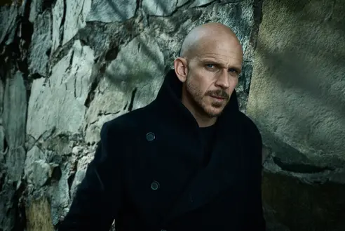 GUSTAF SKARSGÅRD