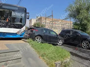 2-րդ համարի ավտոբուսը բախվել է Peugeot-ին, ապա կոտրել եզրաքարերը և բախվել Chevrolet-ին ու Nissan-ին