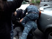 Կարմիրբերետավորները ուժ կիրառելով բերման են ենթարկում փողոց փակած քաղաքացիներին