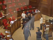 «Ս..... եղիր», «հանգիստ մի հատ». ԱԺ-ում իրավիճակը լարվեց, Աղազարյանը շիշը նետեց ՔՊ-ականների ուղղությամբ