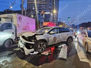 Երևանում բախվել են «Volkswagen ID6»-ն ու «Mitsubishi»-ն. վարորդներից մեկը «Ուրարտու» ֆուտբոլային ակումբի գլխավոր մարզչի կինն է