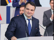 2-րդ դասարանում էի, մի սպիտակ թաշկինակի վրա նկարեցի ծաղիկ ու շնորհավորանք, նվիրեցի մայրիկիս․ Շնորհավո՛ր մայրության և գեղեցկության տոնը, մեր մայրիկներ և քույրիկներ․ Նարեկ Կարապետյան