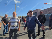 Արթիկում քաղաքացիները փակել են մարզն Արագածոտնի մարզին կապող գլխավոր ճանապարհը ու պահանջում են, որ պատախանատուները մտածեն մոտ 300 աշակերտների անվտանգության մասին