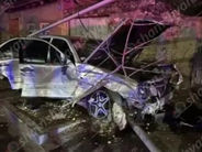 Երևանում մեքենան կոտրել է ծառը, բախվել գազատար խողովակի հենասյուներին