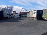 «Փաստ». Բեռնատարները կանգնած են սահմանին, իսկ իշխանությունը Ֆեյսբուքում գլուխ է գովում