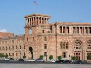 Բոլոր նախարարներն ու ուժային կառույցների ղեկավարները շտապում են կառավարություն. Այստեղ է նաև Ալեն Սիմոնյանը