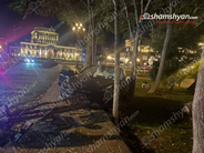 Հանրապետության հրապարակի մոտ «Tesla»-ն, դեռևս անհայտ հանգամանքներում, դուրս է եկել երթևեկելի գոտուց, բախվել աղբամաններին, ապա նստարանին և հայտնվել կանաչ գազոնում