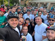 Փաշինյանը մի քանի տասնյակ երիտասարդների հետ հեծանիվ է վարել Երեւանի փողոցներում