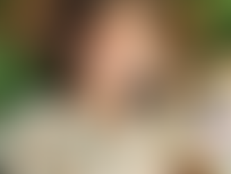 um cachorra e uma garotinha deitada na grama