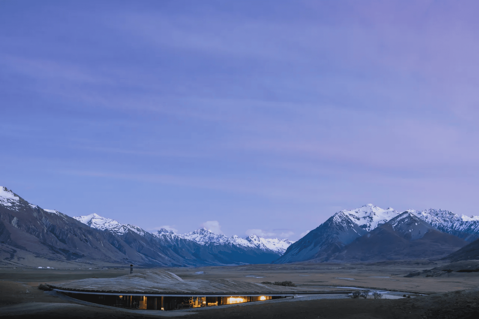 The Lindis, a lodge blending with the surrounding alpine environment