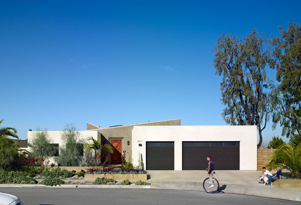 Turtle Rock House lush, native front garden contrasts the smooth, modern façade in texture and color, engaging street life while maintaining privacy.