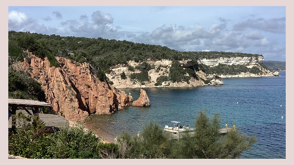 « La paillote » à gauche, restaurant de la plage à l’U Capu Biancu : vue sur la mer