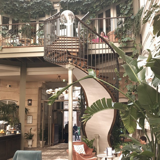 terrasse pavée de l'hotel